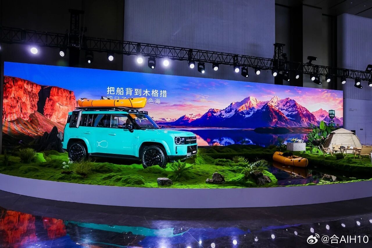 捷途汽车的旅行者家族上市了新车型——旅行者7，售价12.59万元起，提供插混和燃油版。

这设计怎么有点似曾相识？

没错，旅行者7就是由前捷豹路虎全球设计总监安德鲁·柯林森（Andrew Collinson） 亲自操刀设计的。

所以，大家可以大声喊出新车的江湖外号“小卫士”。

其接近角27°、离去角30°、最小 ​