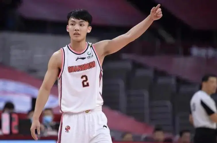 面对新帅，徐杰的感悟道出了男篮病根！
徐杰是国内公认的球商较高的控球后卫，灵魂、机变、预判力超群。为什么人家叫他“徐中锋”？原因是他在长人如林的篮下能拿下篮板球。
现在，他所在的宏远男篮已经开始集训，新的赛季，他们迎来了新的教练：塞尔维亚人，亚科夫列维奇。他们即将展开新的征程，面