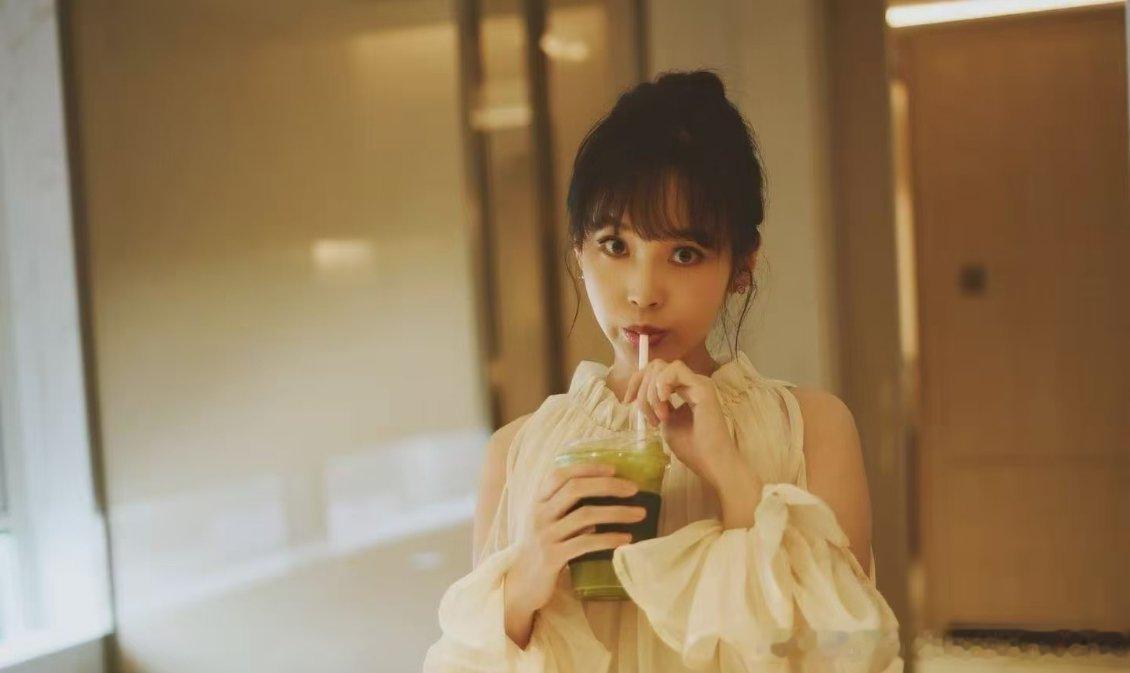 #张佳宁[超话]#姐姐喝的啥好喝的 我也好想喝 ​
