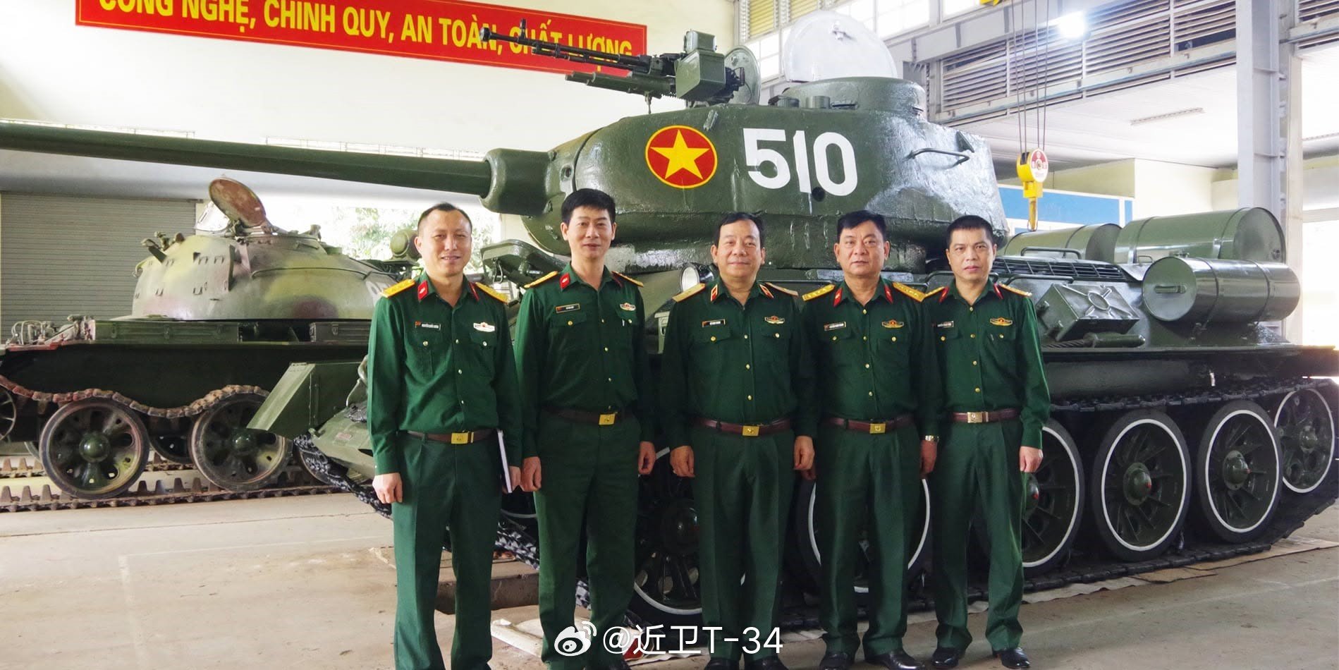 越南人民军装甲兵视察翻新的T-34-85M，183厂产，装了54-1式12.7毫米重机枪。#烽火问鼎计划# ​