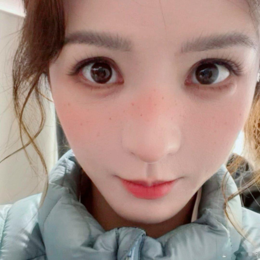 #张予曦[超话]# 
小猫咪来的，好萌好可爱[爱慕] ​