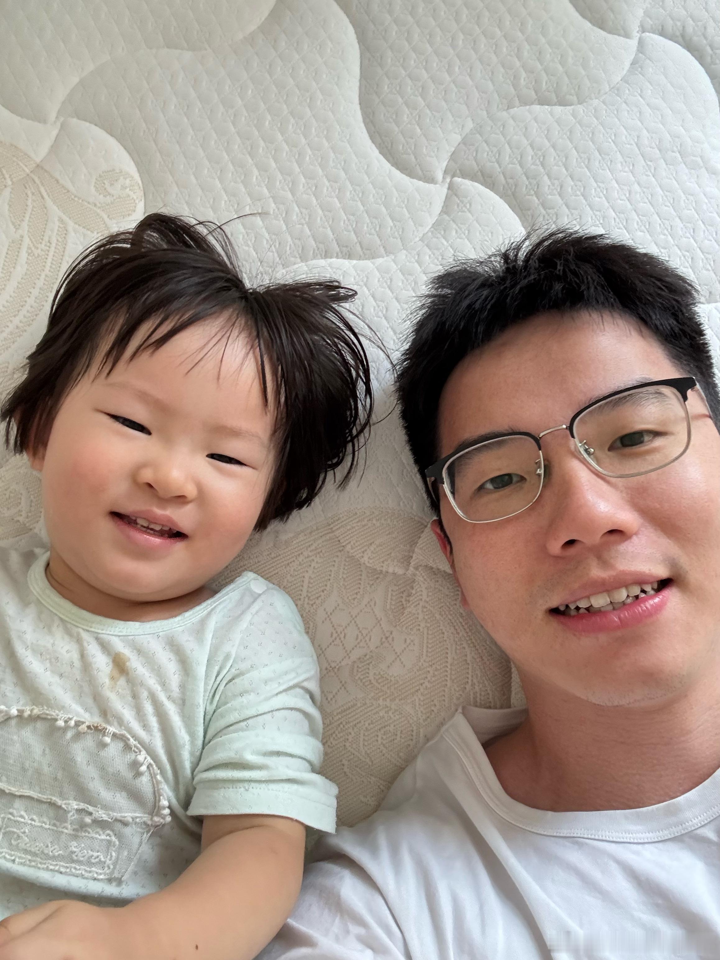 我侄女现在都是自称“宝贝”。问她你是谁，会说我是宝贝。问她叫什么名字，她说叫安杉宝贝。（像是古早的安妮宝贝）。问她“爱不爱我？”她说：刚刚有在爱你，现在也在爱你。 ​​​