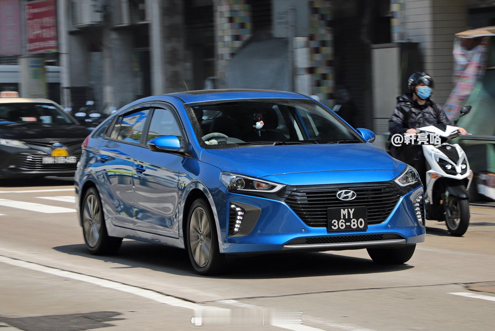 作为IONIQ品牌的鼻祖，
2016年上市发售的Ioniq轿车（Hyundai Ioniq AE/현대 아이오닉），
具备纯电动与油电混动、插电混动三种动力形式，
跟丰田普锐斯一样，
采用两厢大溜背设计，
而它的底子，
其实是来自伊兰特六代，
也就是国内称为“领动”的伊兰特AD型。

Ioniq卖出去的，
更多是混动版本，
搭载 ​