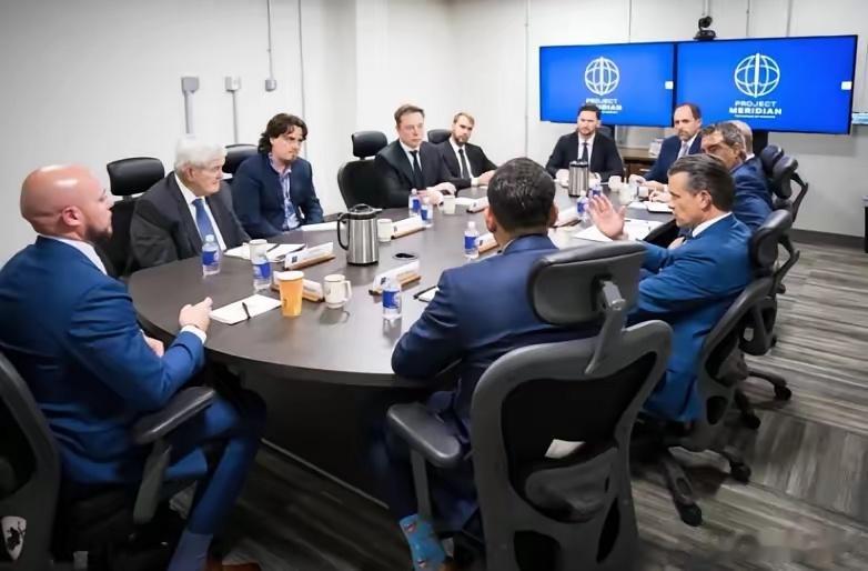 美国五角大楼传出来的消息：马斯克坐在长桌前，旁边是国防部长赫格塞思、安杜里尔创始人勒基、前议长金里奇。
子午线计划，第一次会议。
赫格塞思9月30日宣布的。任务一句话：研究未来战争形态，找出美军必须抢占的领域和必须掌握的能力。
战场范围：从地底深处，到月球之外。
120天内交成果，2027年1 ​
