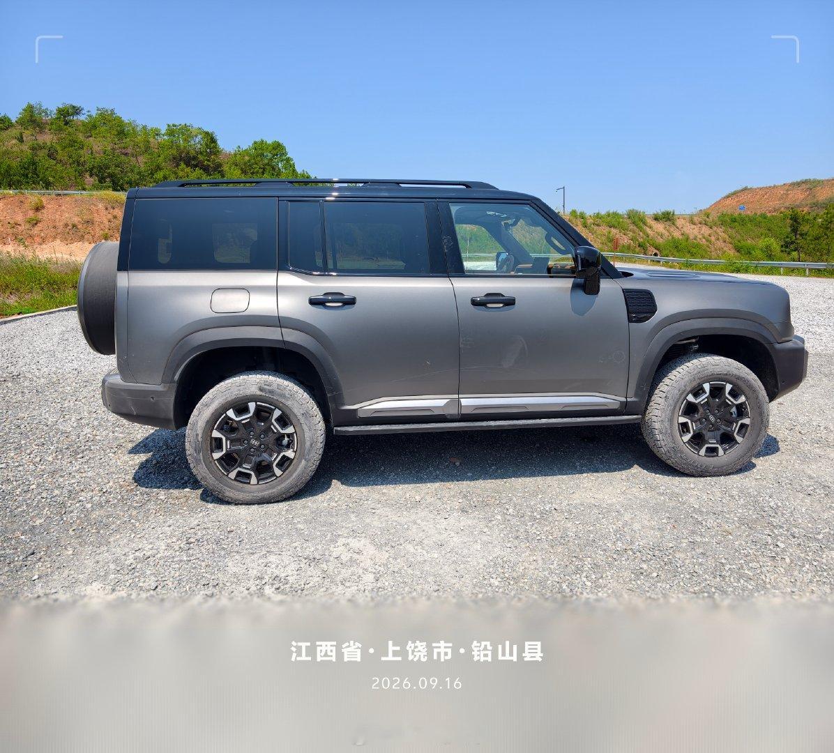 不管你看中了吉利银河战舰700哪个颜色，都要去比较下这个冰川银配色，我看了现场所有颜色，就他最亮眼 ​