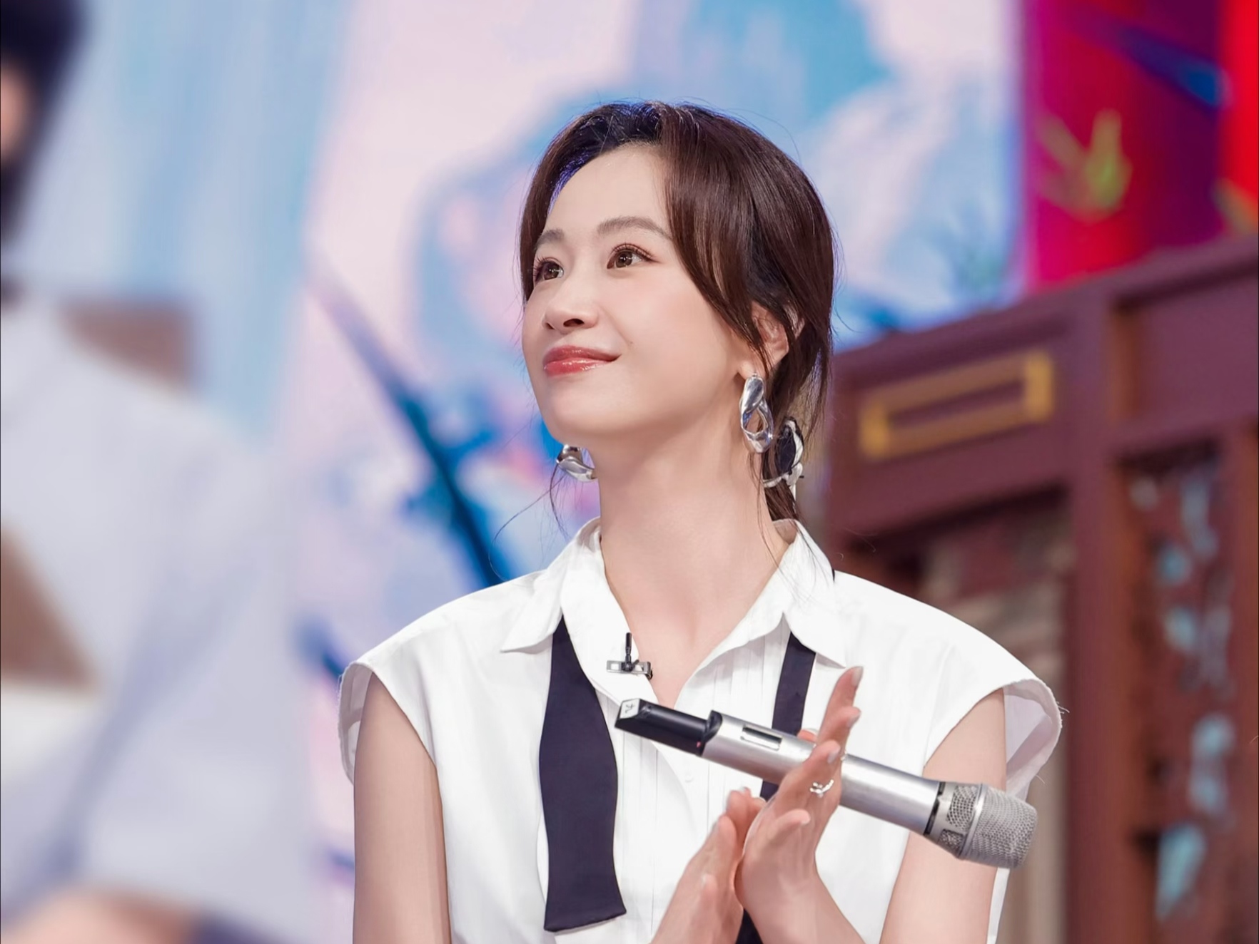 被导演说“难搞”那几年，她接不到戏。李梦这次的回应，有句话挺戳人。

没有解释，只说了一句“我确实年轻过”

事情起因是综艺《我就是演员》里，张纪中重提李梦当年拍《白鹿原》被换角的事，直言“这个人比较难搞”。张颂文原本想帮她说话，讲了她拍《隐秘的角落》时，深夜让道具师满街找一模一样苹果的细节，结果反