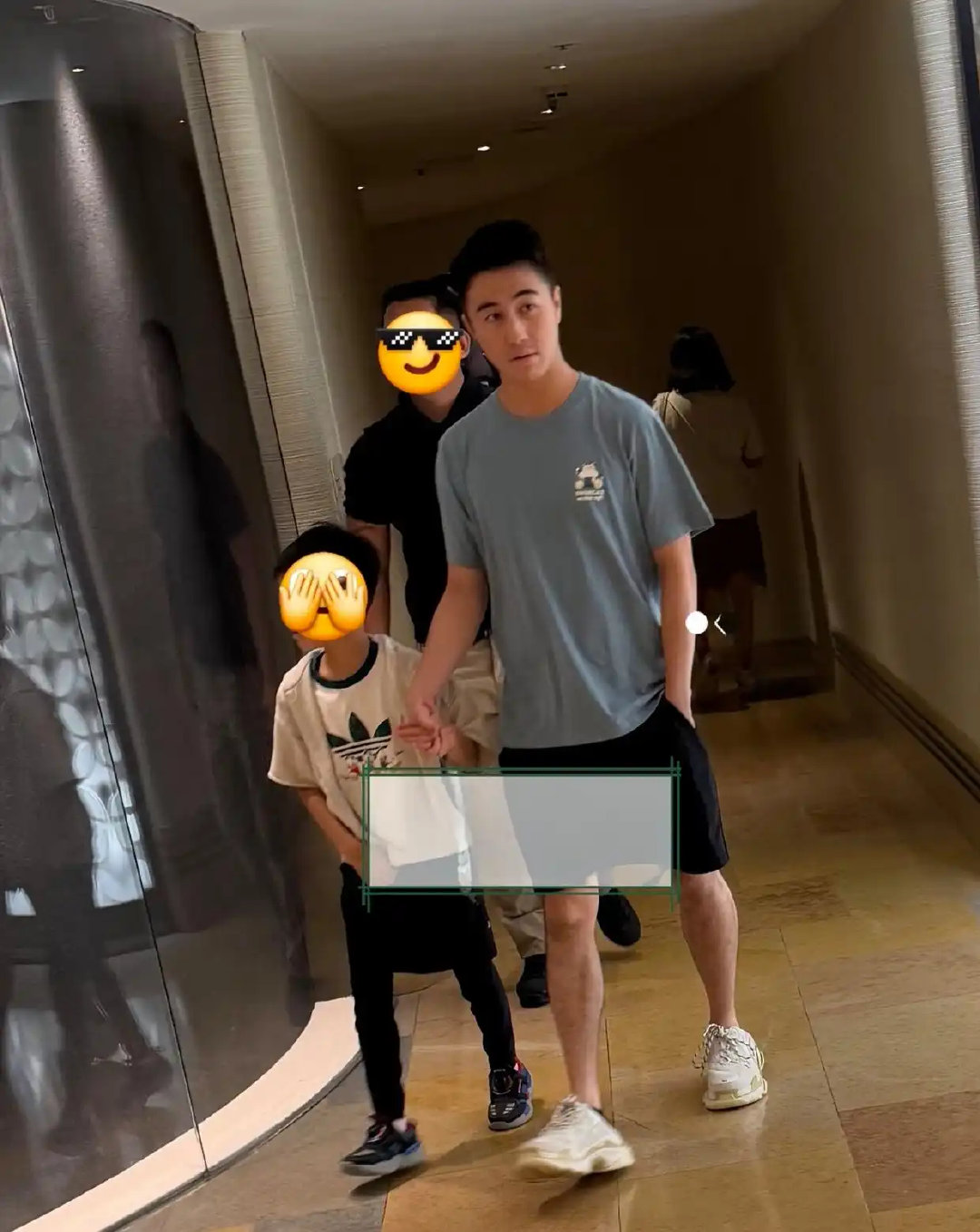 31岁何猷君带儿子逛香港商城！满脸憔悴尽显疲惫，7岁何广燊身材高挑 ​