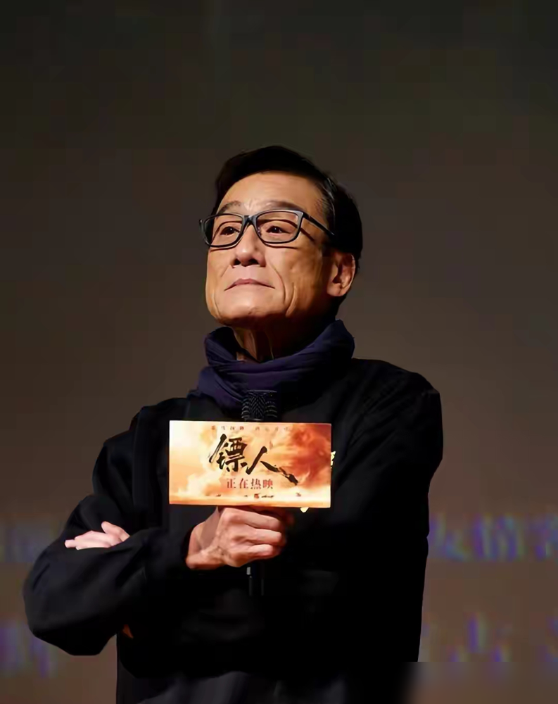 影帝梁家辉，身家早过亿，被问为啥不退休，他回了一句：怕被家里人撵出去。我天天爱操心，管得宽，真退了休在家，天天晃悠，谁受得了。出去拍戏，图个不被嫌弃。这话真不是玩笑。人活着，最怕的不是穷，不是累，是不被需要了。他早年被封杀，摆过地摊，啥苦没吃过，反而把这事看透了。他讲，人生不能软弱，不享受每一天的点