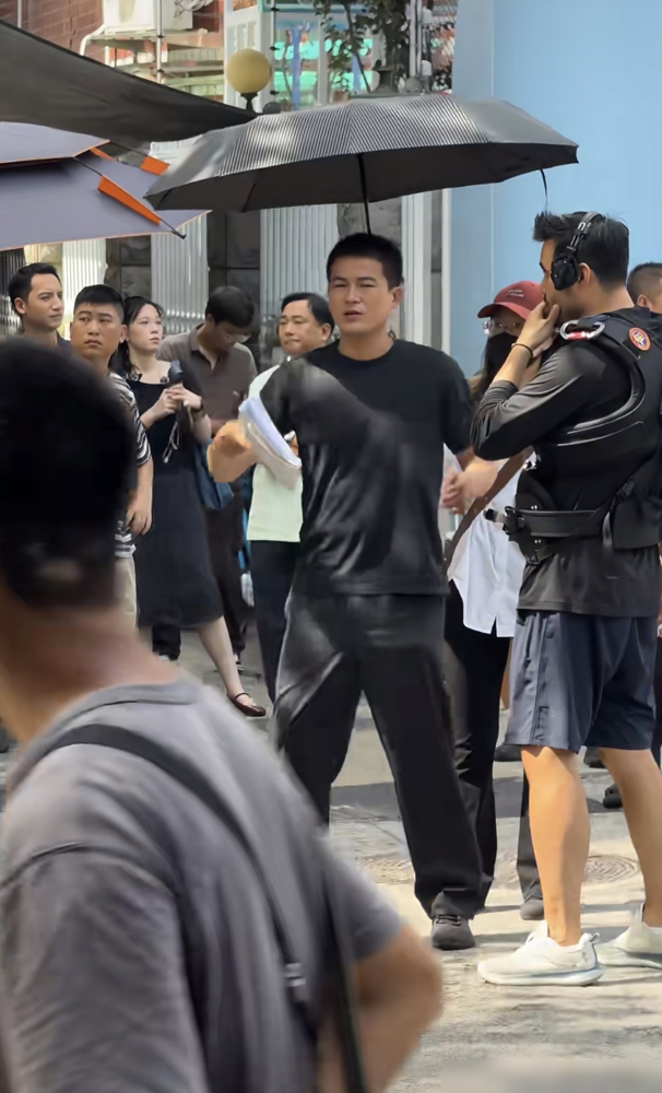厦门偶遇欧豪，瘦成杆的张漾没了，迎面走来一壮汉，愣是没敢认。
寸头，胡茬，肩宽得能把当年那件白衬衫撑爆。网友在集美大社拍到他拍戏，站那儿不动都像刚打完拳。
谁还记得《左耳》里那个单薄少年，锁骨能养鱼，风一吹就倒。现在倒好，直接把自己练成了块铁。
评论区都在刷：这哪是欧豪，这是欧豪他二舅。跟马思