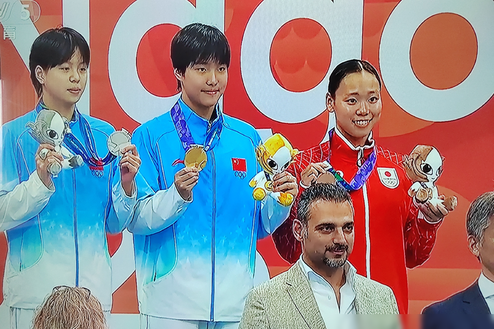 17岁，她俩干起来了。
一个中国人，于子迪。一个加拿大人，麦金托什。麦金托什现在手里攥着4项长池世界纪录，200混、400混、400自、200蝶，全是她的。巴黎奥运3块金牌，混合泳这个池子里，这两年没人能从她身上撕下一块肉。
麦金托什把200蝶的世界纪录从刘子歌手里抢走时，那纪录都尘封17年了。