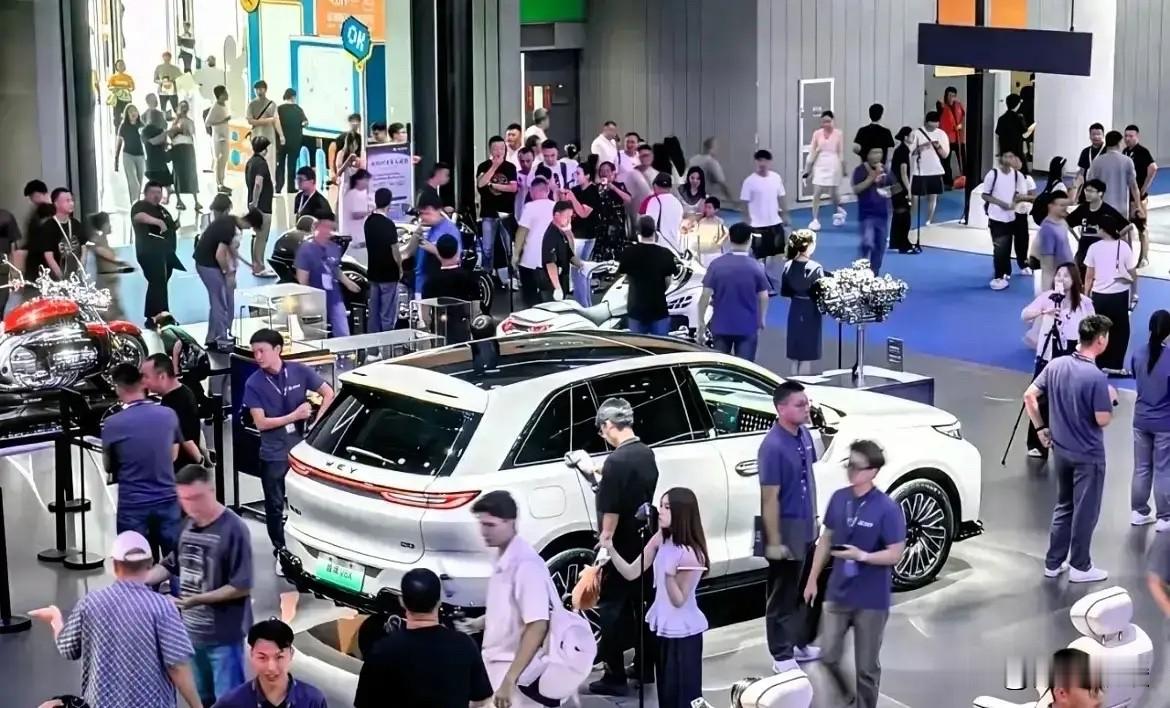 逛2026成都车展，一眼就能看出专门贴合西南用户需求。川藏自驾、户外露营是这边很多人的爱好，展台上一大堆增程硬派SUV集中亮相，长途出游不怕没电。

展馆面积38万㎡，品牌众多，预计将近92万观众前来打卡。不光是地面汽车，小鹏分体式飞行汽车还完成西部首飞，现场设置200米低