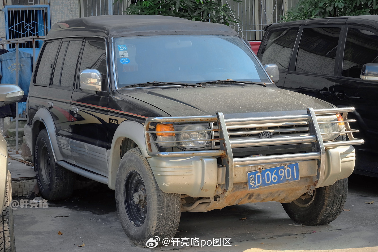 诞生于1991年的三菱帕杰罗二代（Mitsubishi Pajero V2*/3*/V4*），
曾伴随着改革开放的春风，
大批量被引进国内，
即便是2026年的当下，
还能遇到不少，而在此之中，
有不少是被以零配件分散组装形式生产出来的，
比如河北保定的警兴牌JXQ6400型帕杰罗，
就曾有较高的能见度。

警兴，
全名应为“警兴 ​
