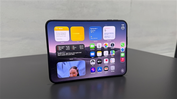 【#加价5千购买iPhoneDuo消费者发声# 】#首发iPhoneDuo购买者价格敏感度低#10月16日晚，苹果首款折叠屏手机iPhone Duo开启预购。此前，网上已有首发加价上万元的报价。郑州的陈灿烂参加抢购，拿到首批订单后挂上二手平台，准备加价6000元转卖。问过三家收货商，他拿到的最高报价只有3000元。

收货商也 ​