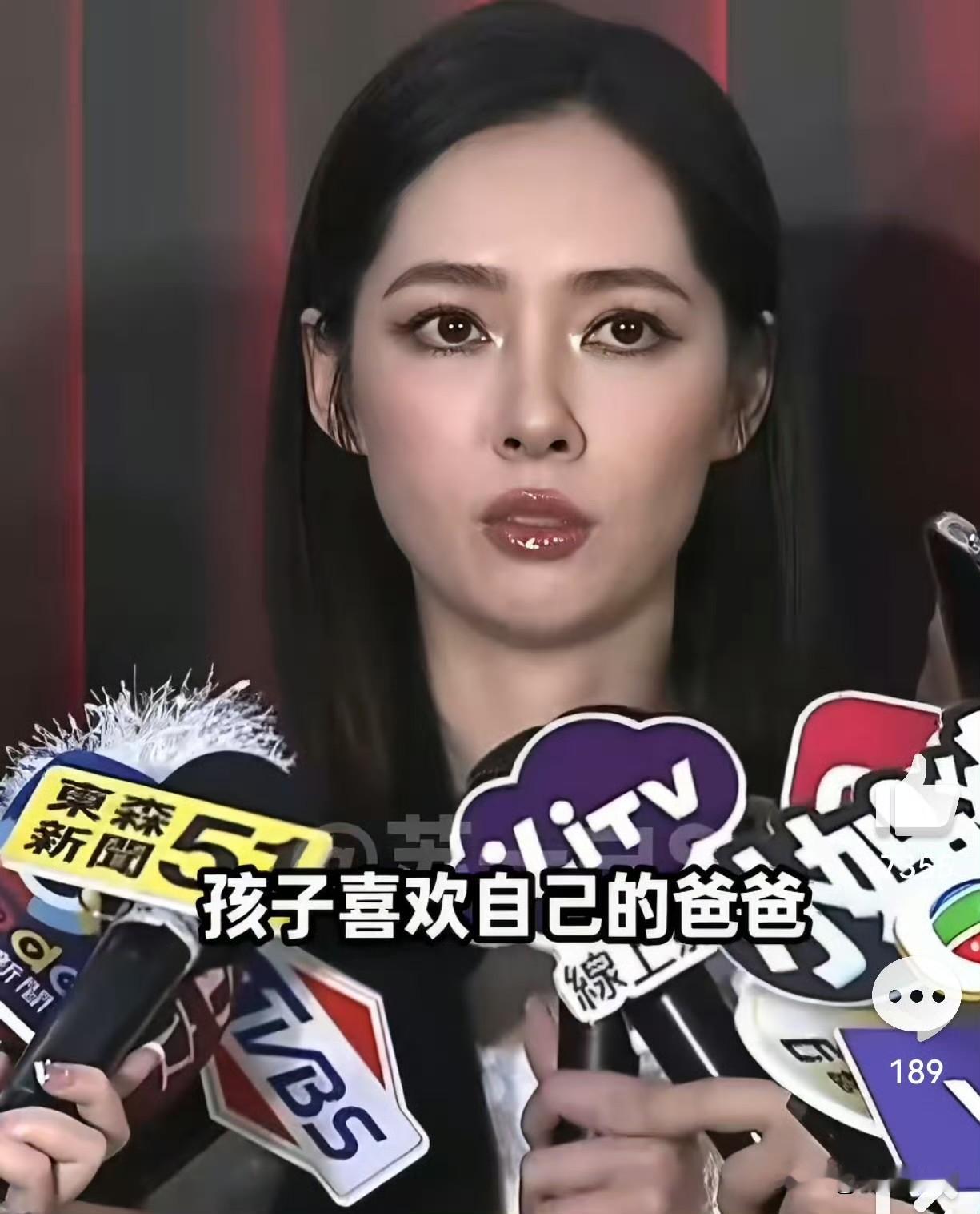 郭碧婷动态里的状态看着不太好，尤其是眼睛，下三白很明显，不少镜头里还露出四白眼，明明只是普通采访，眼神却带着一股惊恐感。嘴和脸也有点歪，观感上总让人觉得她言不由衷，像是在勉强应对。

能感觉到她心里压着很重的事，正在被事情困扰、折磨，完全不是安逸松弛、被幸福托住的样子。豪门里面的种种滋味，外人只能从