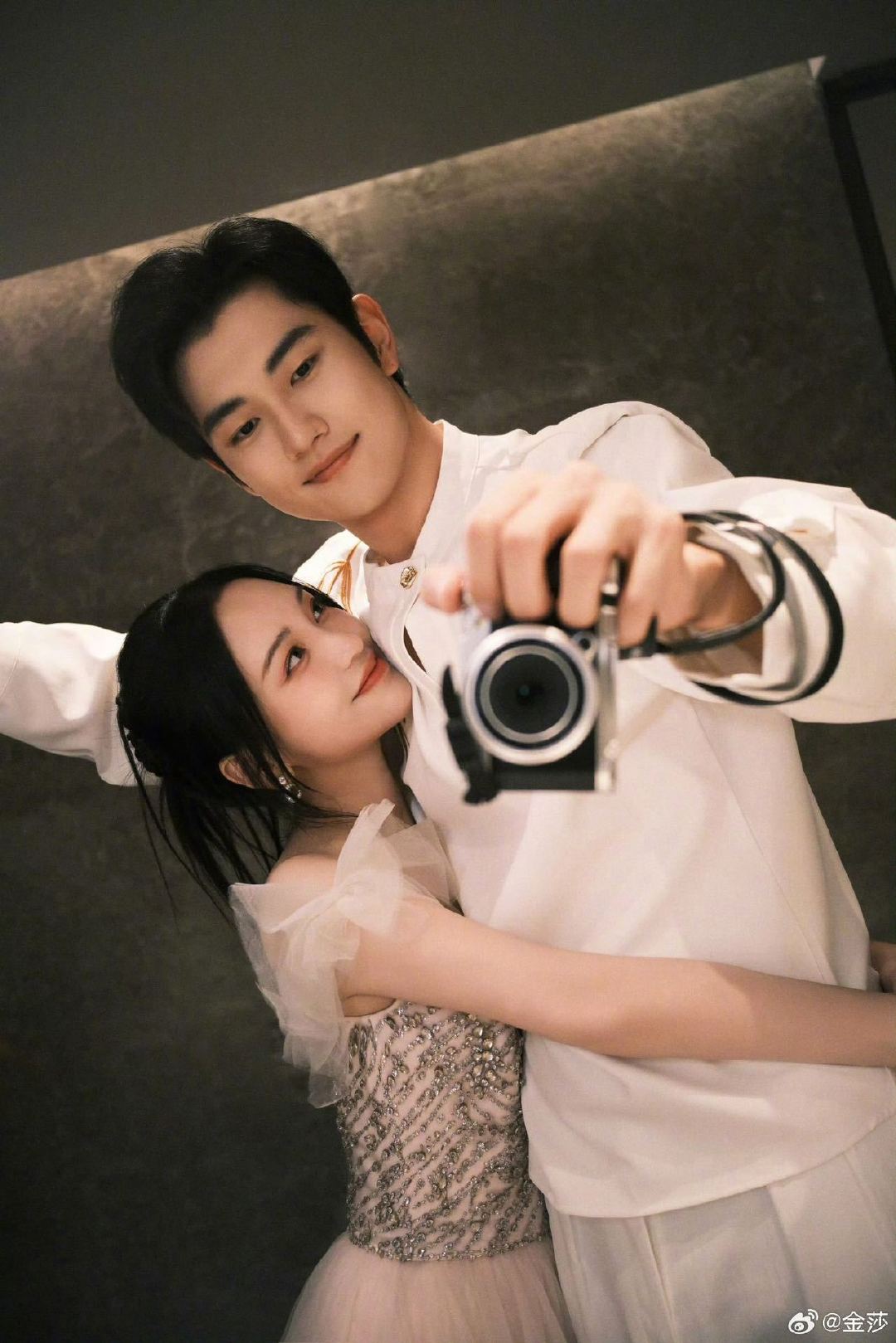 #黄晓明被金莎孙丞潇甜晕#
别人来节目主打品尝各色佳肴，金莎孙丞潇主打现场投喂狗粮🥰做饭洗碗分工协作，小日子氛围感十足。黄晓明全程围观，笑意就没停下，直接被二人的相处模式甜晕过去～#家乡美食大赛# ​