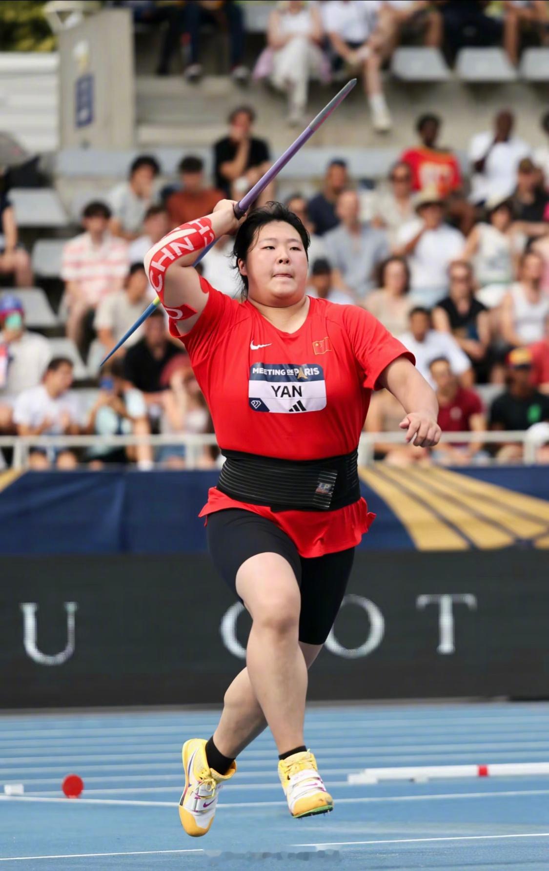 #标枪少女严子怡扔出雷霆一枪# 谁能不爱力量感拉满的严子怡？她在赛场上那种舍我其谁的劲儿太吸引人了，看她奋力掷出标枪，感觉不光是竞技对抗，更像是把压力通通扔飞！这次为了让大家都体会到什么是真正的解压，京东家电家居还在青岛京东MALL为大家准备了雷霆大标枪巨型装置，一起来打卡拍照释放压力 ​