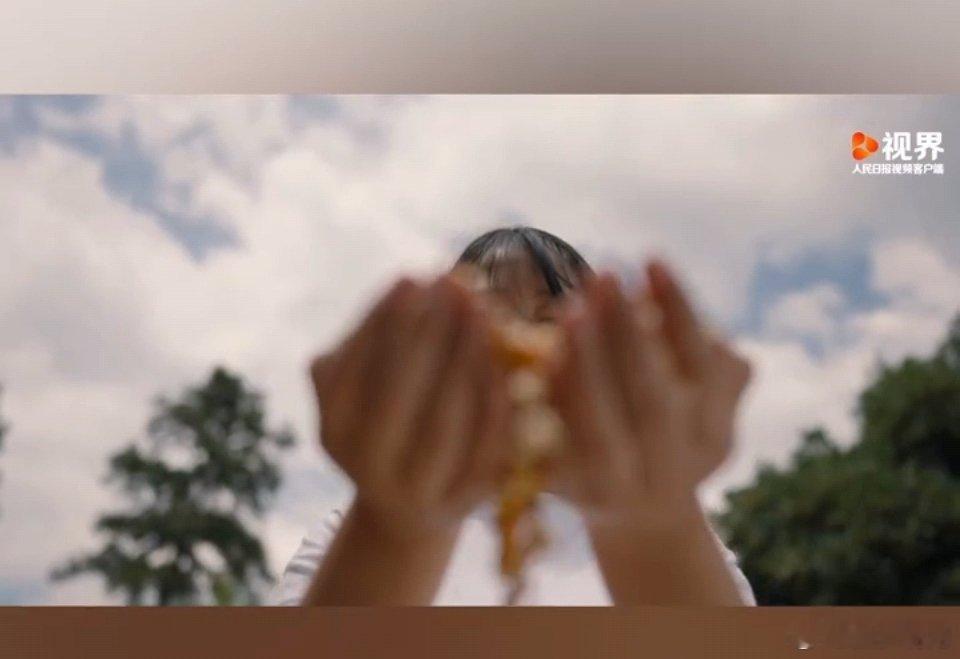以前总觉得乡村孩子的世界很窄，直到看到他们拍的照片：趴在辣椒上的蜗牛、手里捧着的稻谷、镜子里和奶奶的合照。摄影不是城里孩子的专利，一部手机就能让山里娃拥有发现美的眼睛，这才是最好的美育。#媒体评OPPO让大众影像回归真实# ​
