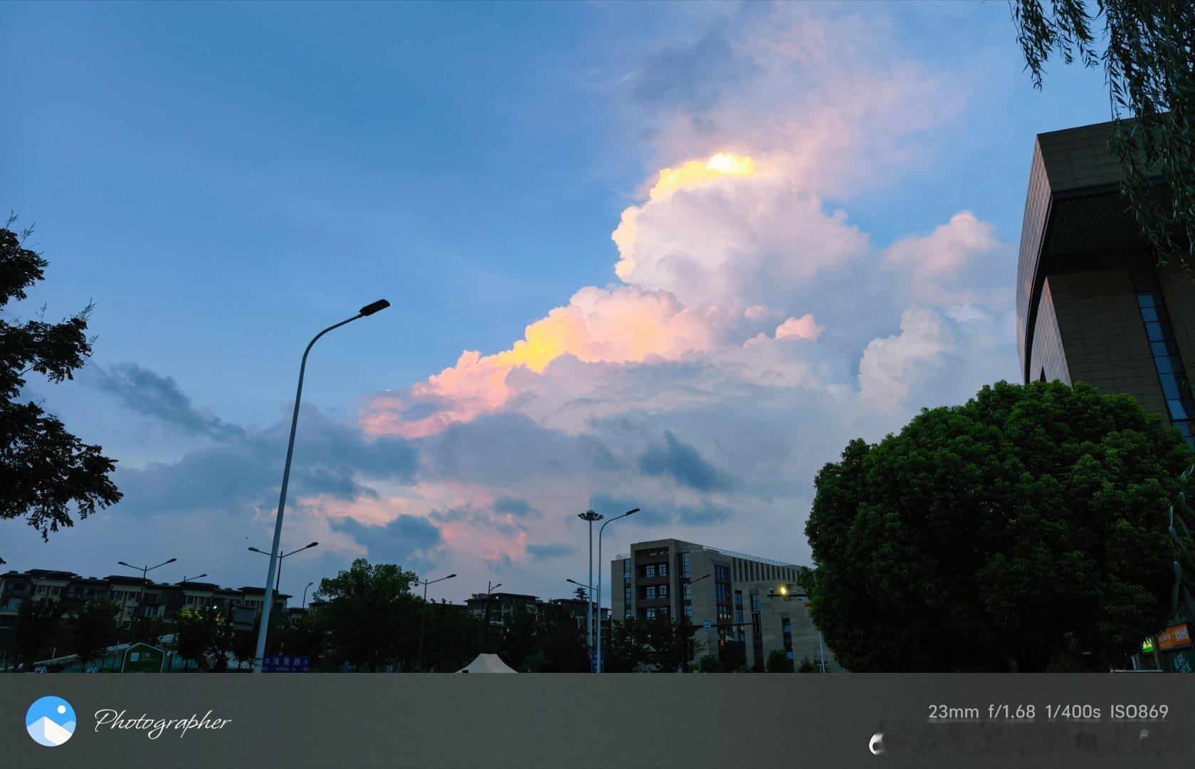 今天的夜晚
零星小雨渐止
天空的乌云好看了
还透着红光
某超市🏪成了老年人纳凉打牌的场所
我估计这超市🏪也挺不了多久了[流汗][衰]#随手拍##vivo[超话]##桃酥是没有一滴水的#反正桃酥不易多食 ​
