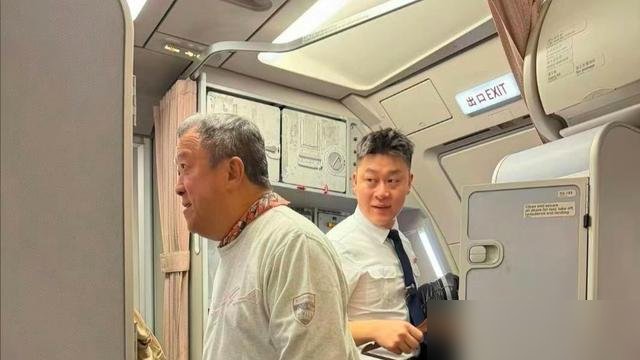 曾志伟不干了，撂挑子的理由就一句：开会比喝酒还累。
这话从别人嘴里说出来是矫情，从他嘴里说出来，是真熬不住了。73岁的人，过去几年在TVB那个位置上的活法，说穿了就是拿肝换人情。早些年坐轮椅被推走的画面还没凉透，隔三差五就是一场“不喝不散”的局。江湖地位是喝出来的，可身体也实打实记着账。
现在回