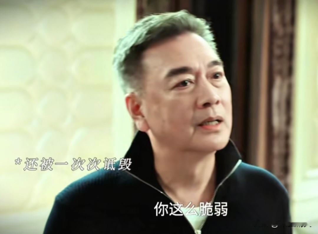早春晴朗｜栾念愿意带尚之桃见兄弟，却不肯带回家见父亲💔
 
栾念可以大大方方把尚之桃介绍给自己的发小、兄弟，坦然承认她是自己的女朋友。
可面对自己的父亲栾明睿，他却极力抗拒，不愿意让父亲知道尚之桃的存在。
 
不是不够爱，是父子之间长久的隔阂，让他极度害怕父亲会伤害尚之桃。
 
栾父是强势商人，信奉