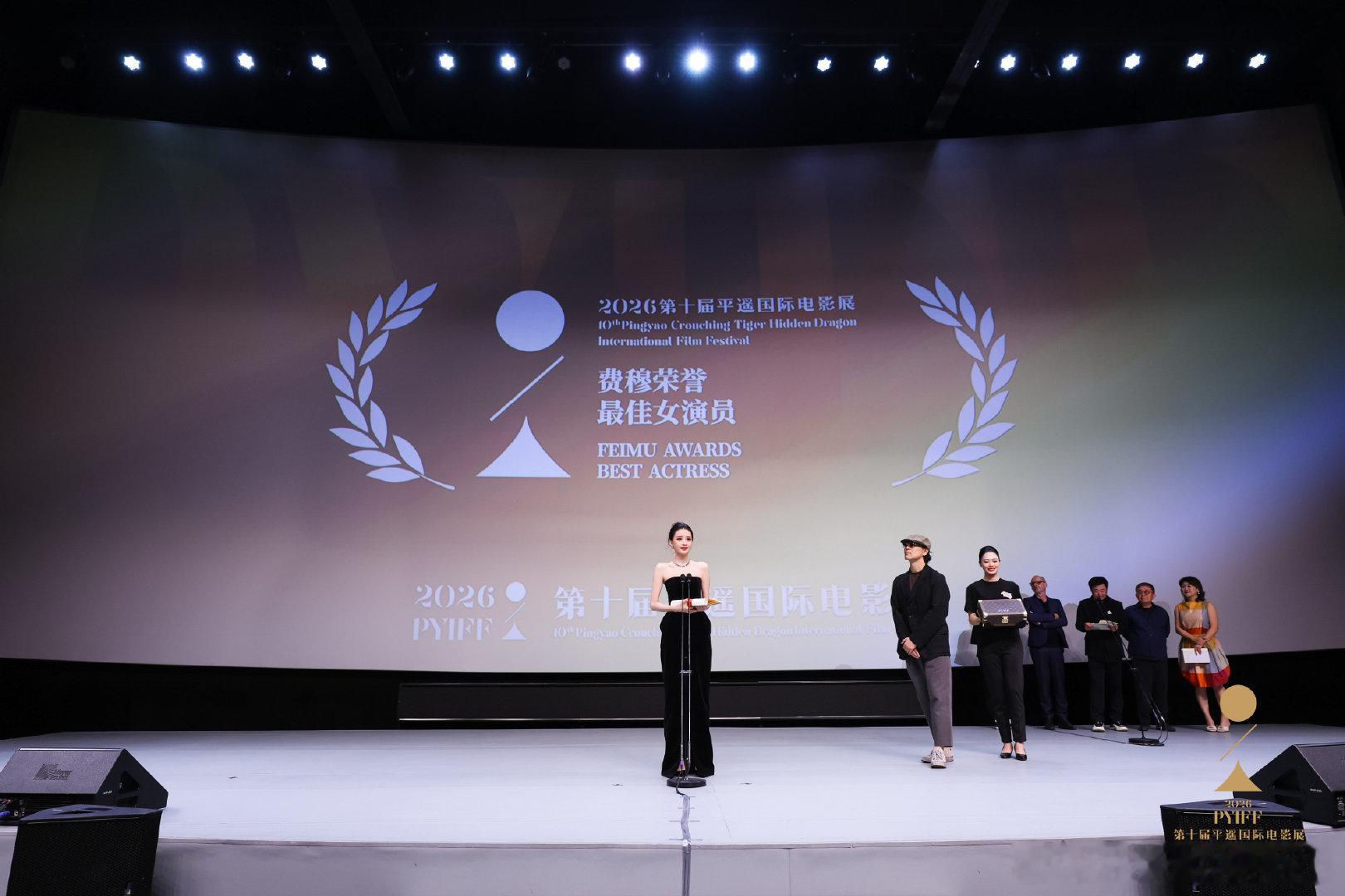 #孙怡获平遥费穆荣誉最佳女演员# 恭喜孙怡凭借电影《爱情笑话》实至名归拿下平遥影后！小美在亲密关系里的那些纠结和挣扎被她演得太传神了。 ​