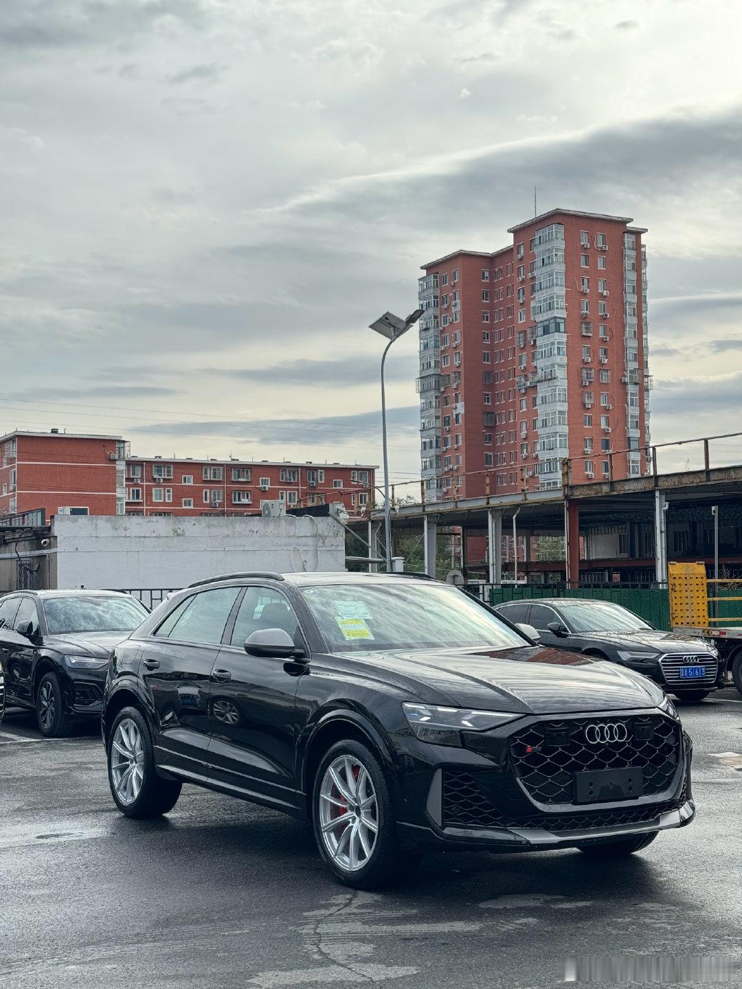 纽北最速SUV 奥迪RSQ8现车一台 真男人 开V8
#奥迪##rsq8# ​