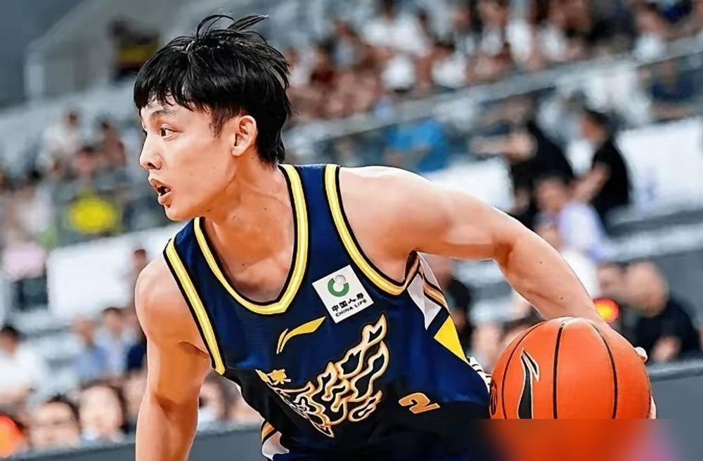 后有19岁新星疯狂抢位，徐杰不仅没退，反而成了广东男篮唯一的副队长！
杜润旺转投同曦，管理层愣是没补人。出征仪式一亮相，胡明轩挂帅，徐杰独挑副队长，更衣室地位彻底焊死。
外人只看杨溢冲劲十足，新帅亚科夫列维奇精得很，转头把后场发牌权全砸徐杰手里，要他控节奏、盘活全队。
竞技场和职场一个理，单靠