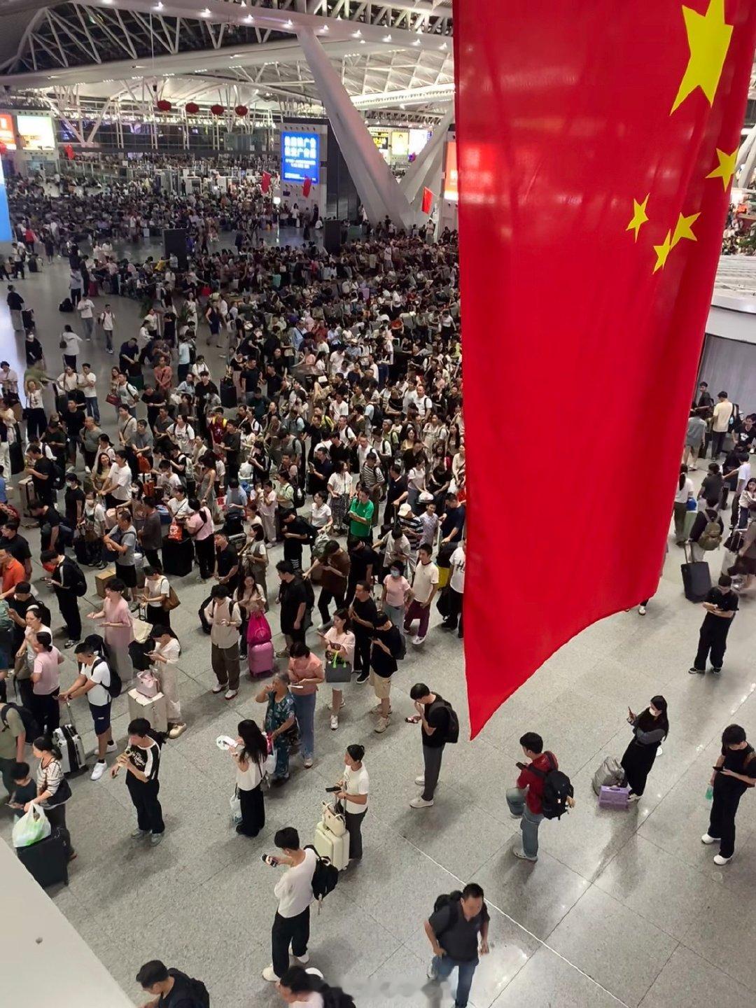 #广州南站喜提全国首个百万客流车站# 国庆首日广州南站创下新纪录，单日到发旅客突破104.9万人次，成为全国首个单日百万客流的高铁站。站内班次密集，高峰几十秒就有一趟高铁进出。庞大客流背后，是大湾区便捷的高铁网络，也能看出大家假期出行热情高涨。现场工作人员全力保障疏导，守护每一段旅途。 ​