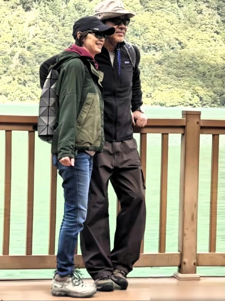 有网友偶遇刘青云夫妇旅行，她俩真的好年轻啊！
很多人总觉得，那些选择丁克的人，上了岁数免不了晚景凄凉。可你看这俩人，刘青云62岁，郭蔼明59岁，套着件亮黄色防风服就在海拔三千多米的高原上过生日。素面朝天，坐在普通素食馆里，被路人认出来索要合影也是笑眯眯配合，身上完全没有那种被生活反复磨损的疲态。