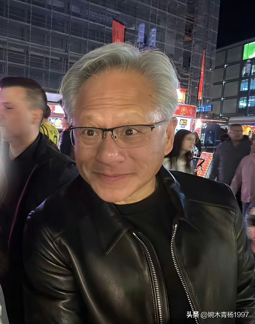 63岁的英伟达总裁黄仁勋，在德国柏林的美食街被路人偶遇。这位大名鼎鼎的大佬，没有架子，一连逛了好几家小吃摊，买了肉饼和烤玉米，就直接站在街边大口吃起来。来来往往不少路人，他一点都不在意别人的目光，吃得自在又随性。

平时在各种高端场合，他看着气场十足，没想到私下里这么接地气。放下身份，就像普通游客一