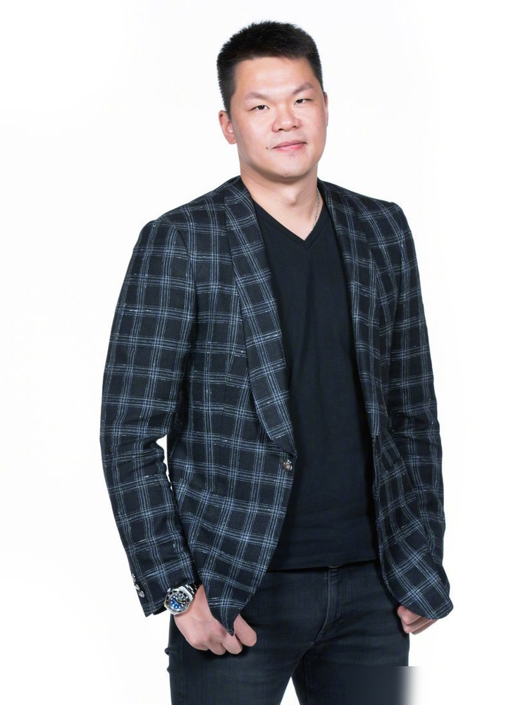 老板让他接班当主教练，朱芳雨直接甩了一句：逼我，我就走人。
广东队当时杜锋被抽调国家队，主教练位置空了。俱乐部第一个想到的就是朱八，资历够，威望足，球员服气。结果他一口回绝，一点余地不留。
他说自己看了太多教练扛不住成绩压力，半路下课，太遭罪。而且他这人爱自由，不想被一堆破事捆死。
回头看他这