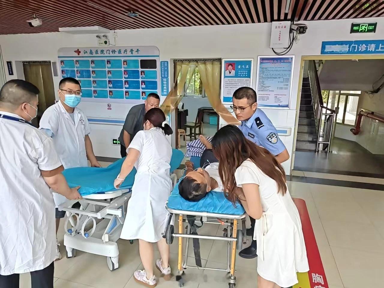 #我为群众办实事# 【男子突发中风被困途中 莲乡交警紧急开道护航】8月28日，湘潭县云湖桥七里铺路段一男子驾车途中突发肢体无力、头晕等中风症状，家属无法驾车紧急报警求助。湘潭县公安交管大队八中队民辅警迅速赶赴现场，配合医护人员转运患者后，开启警灯警笛开辟生命通道，一路争分夺秒护送患者前 ​