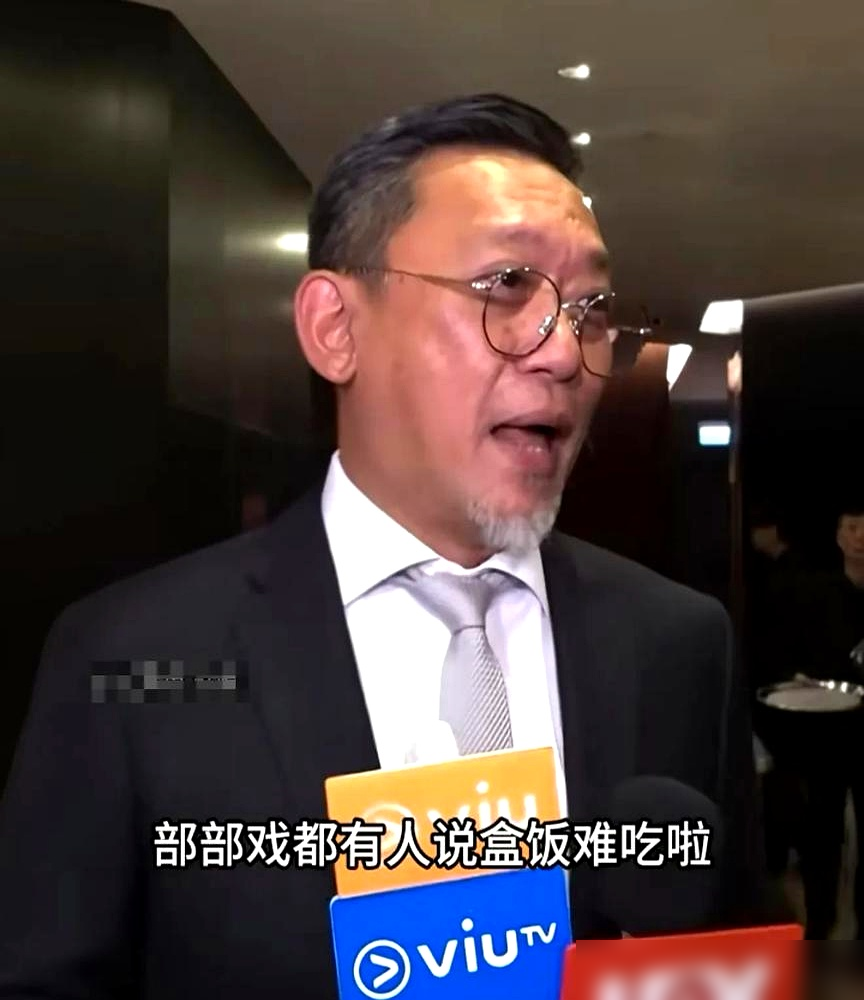 吴彦祖被逼到自己带饭，全剧组投诉都没用，结果导演一开口就露馅了。
拍《九龙城寨之终章》，吴彦祖公开吐槽饭盒不是一般，是难吃，怀疑采购要么贪便宜要么塞了亲戚。演员张文杰也补刀，说配搭新颖到不敢想。投诉多次，石沉大海。
导演郑保瑞出来灭火，说自己天天吃，味道挺好，还特意让阿姐给他单做，因为减肥多吃菜