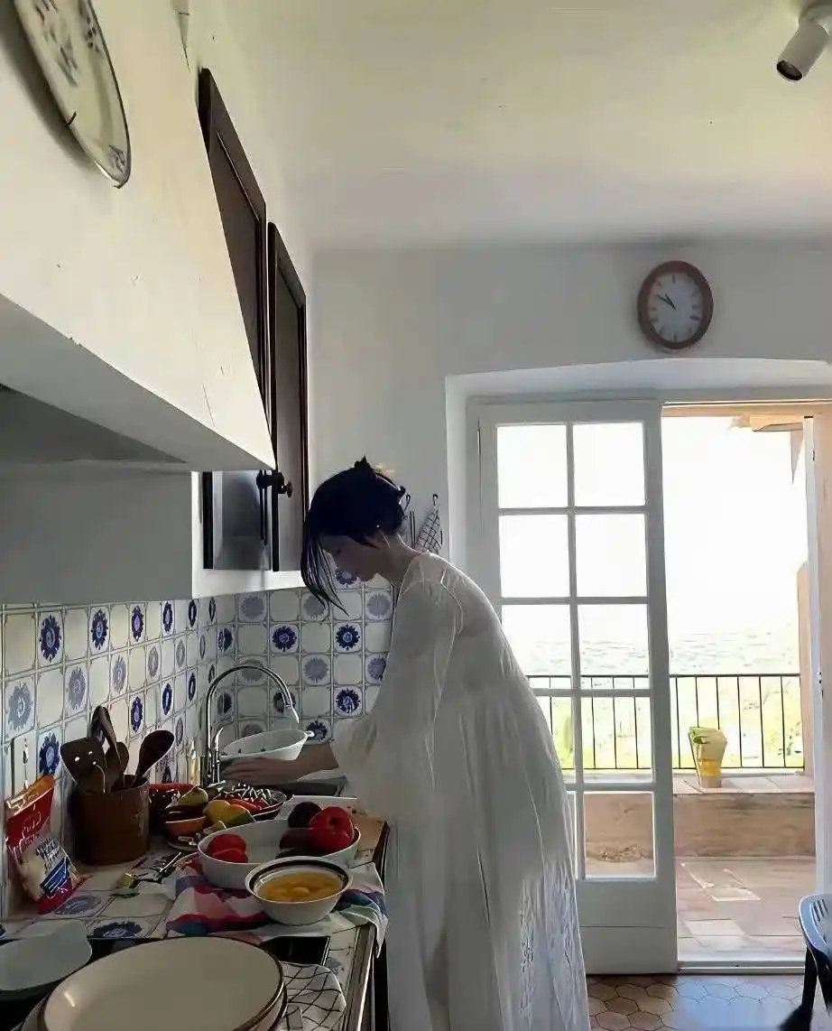 没想到何穗下厨那身打扮竟像在走秀 ​