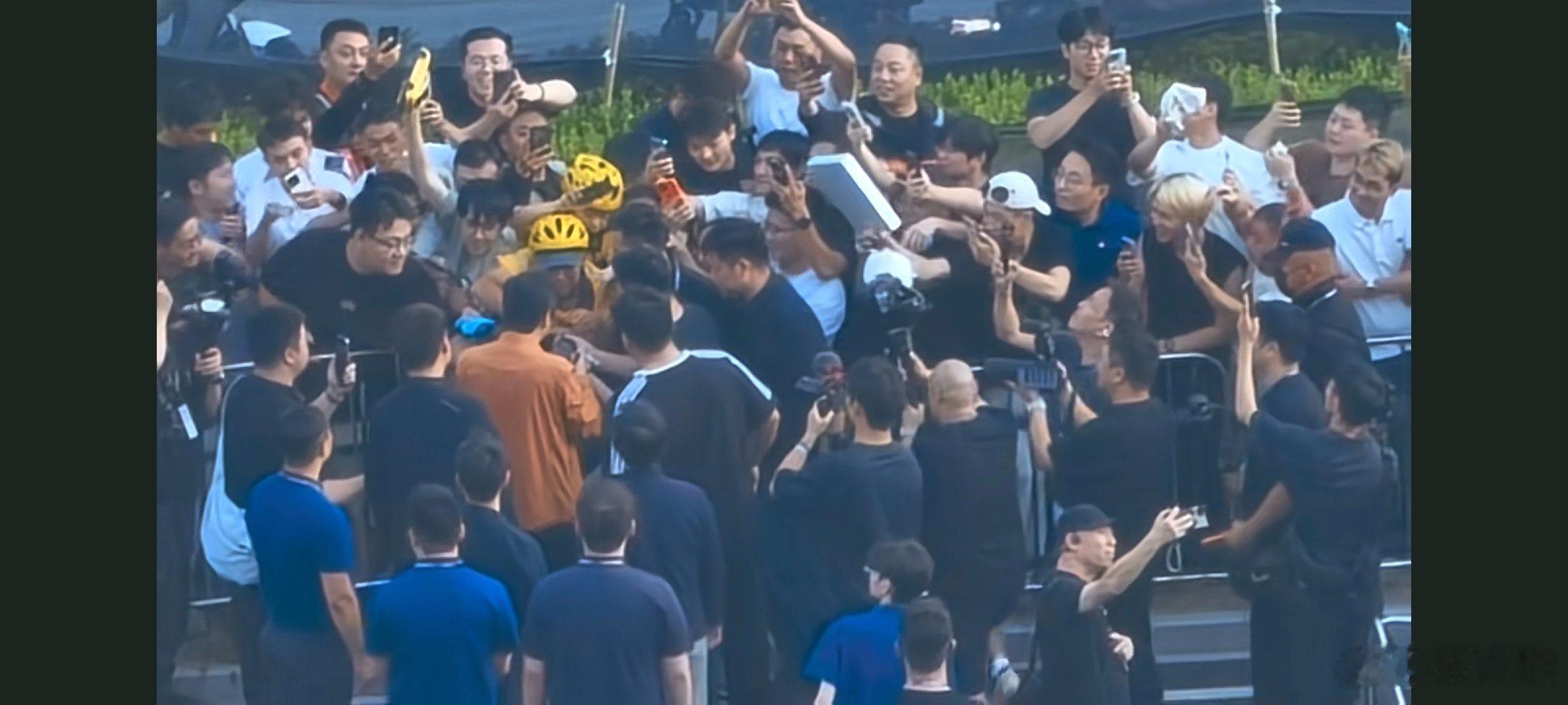 #雷军[超话]# 晚安啦！永远记得那一刻！[酷] ​