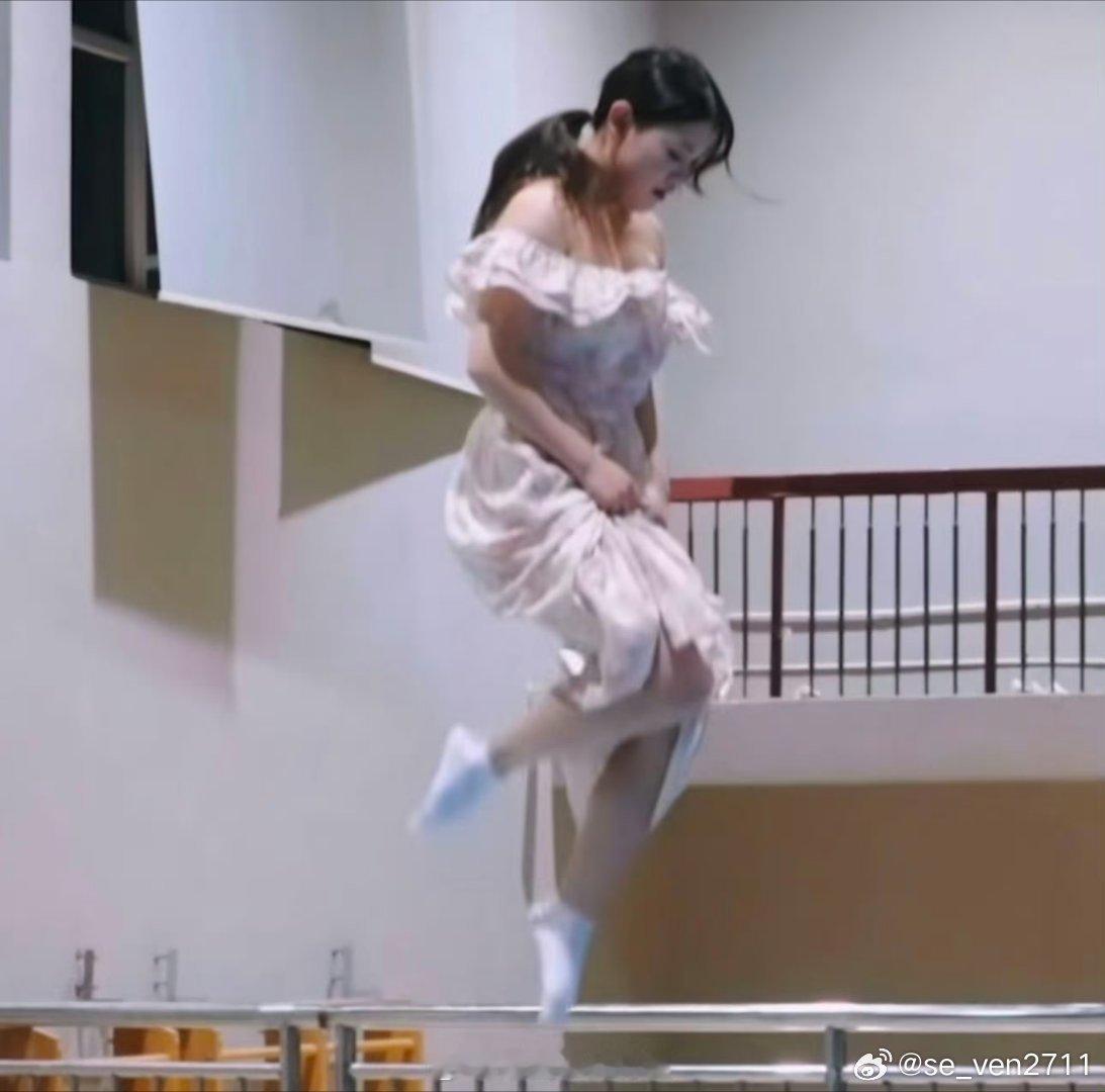 张家齐在综艺《我家那闺女》中穿着连衣裙利落完成前空翻，退役后功底依旧惊艳，引发全网热议。 ​