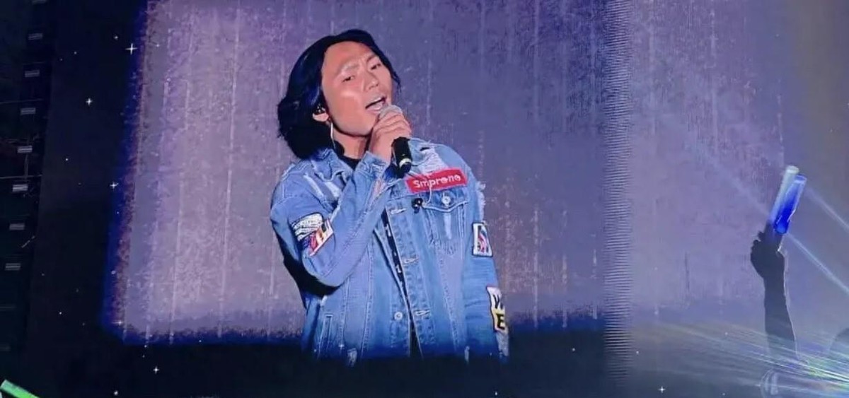 包头演唱会李克勤迟到近两小时，草根侯浪被临时拽上台连唱近20首把场子撑住了。航班备降太原、接梯没电、换出租车赶来，压轴卡这么死，前面陈慧琳那拨演完台下三万人快躁了，导演没辙才从观众堆里捞人。侯浪没彩排没提词器，Beyond任贤齐好汉歌挨个来，嗓子稳得不像第一次见大场面。这事儿戳我的是：所谓舞台门槛，