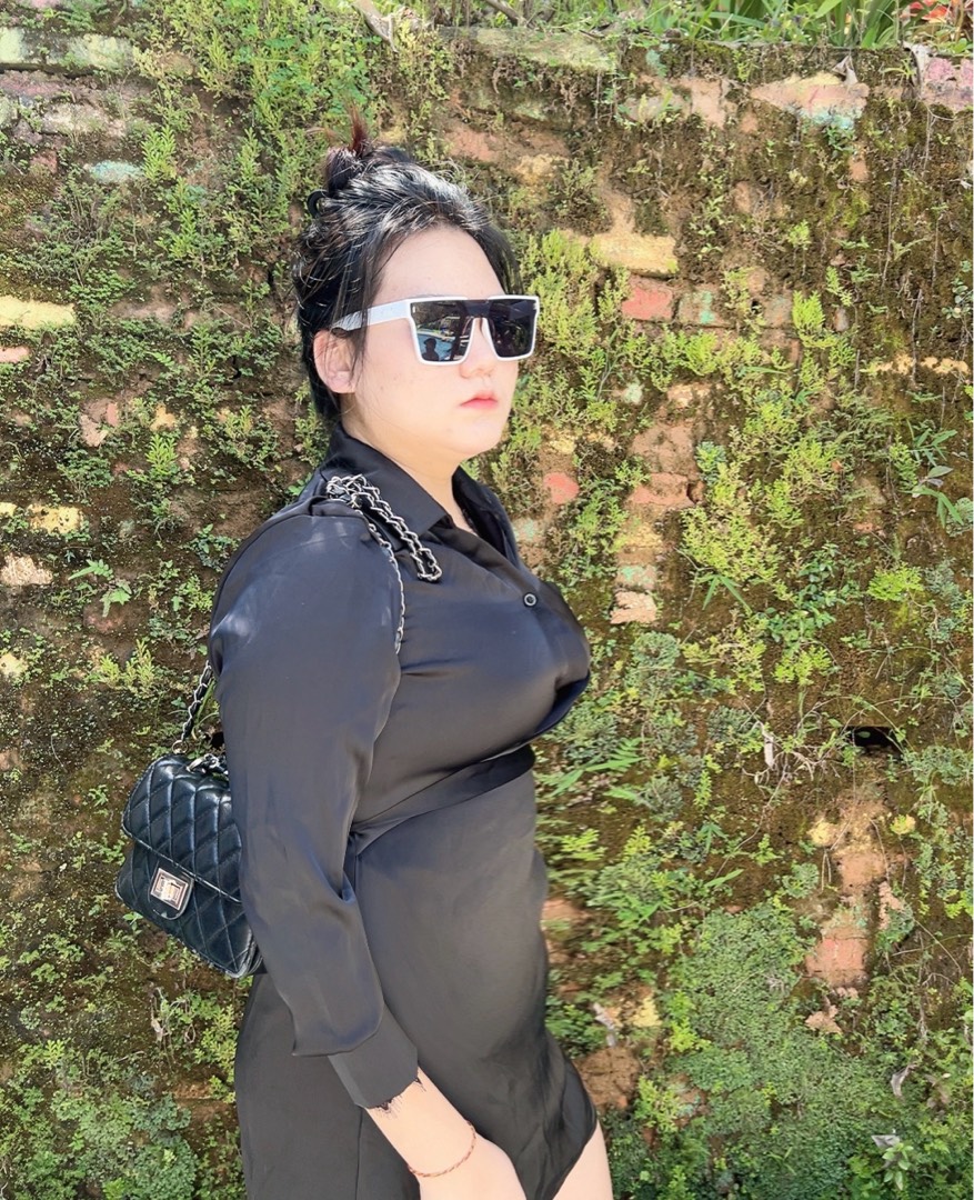 墨镜、黑裙、链条包，都市女郎的酷炫穿搭