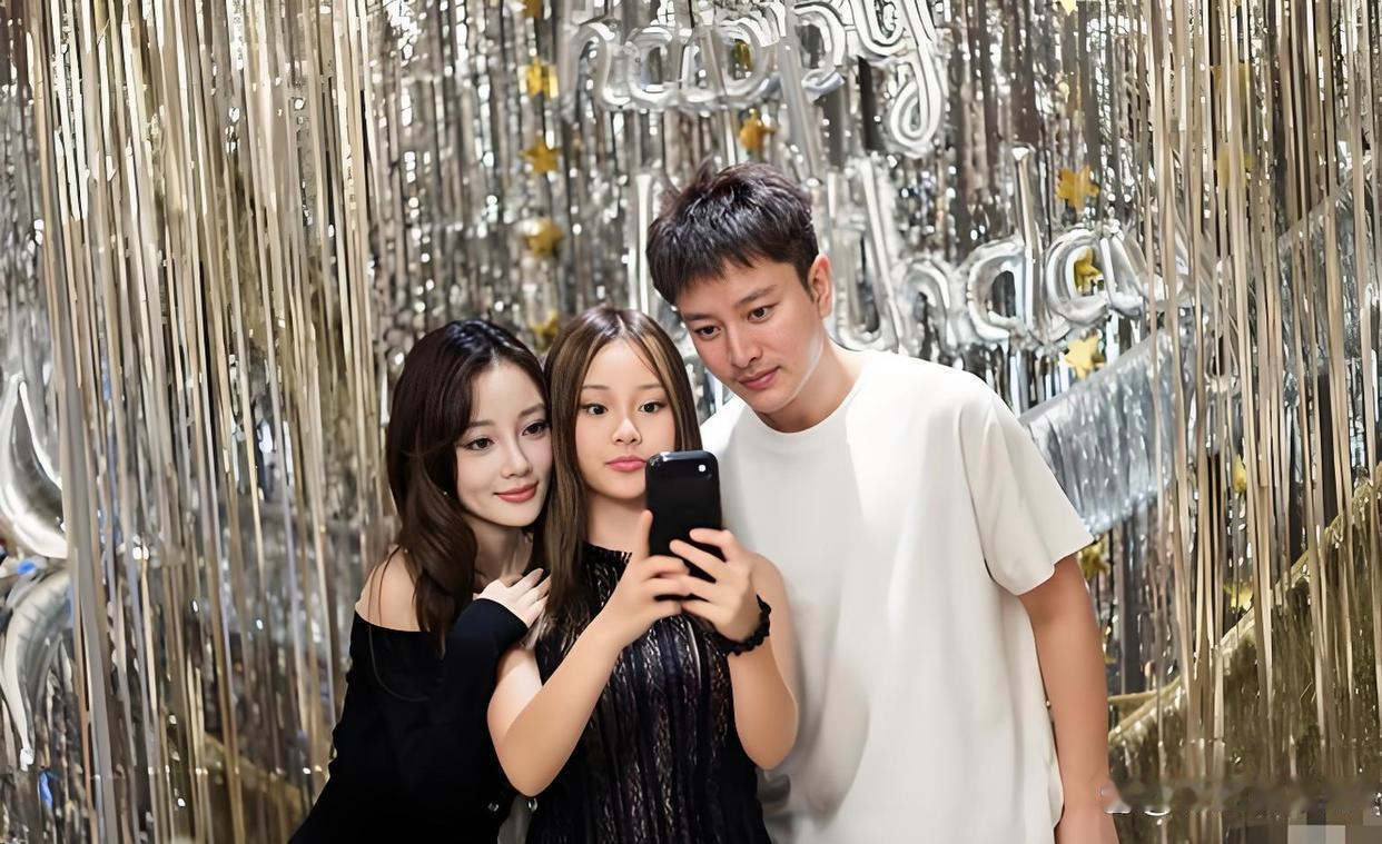 贾乃亮为女儿再度和前妻同框，甜馨14岁生日宴一家三口团圆，直播狂卖5.7亿连夜赶场，零交流只陪娃，这合伙人模式能复婚吗？ ​