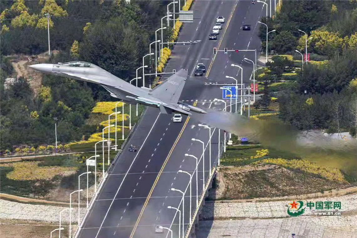 美国空军的一架F-15EX“沉默鹰”重型双座战斗机，飞越旧金山“金门海...