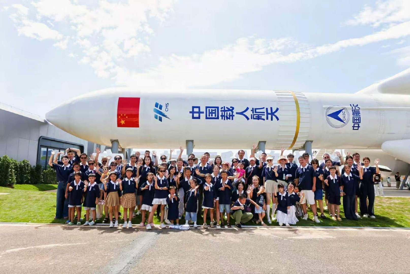 看到华境S交付突破25000台了，前25000名车主给到3年云瞰&哨兵增强权益，能感觉到品牌是真的在用心回馈早期用户，这份诚意挺难得的。#华境S# ​