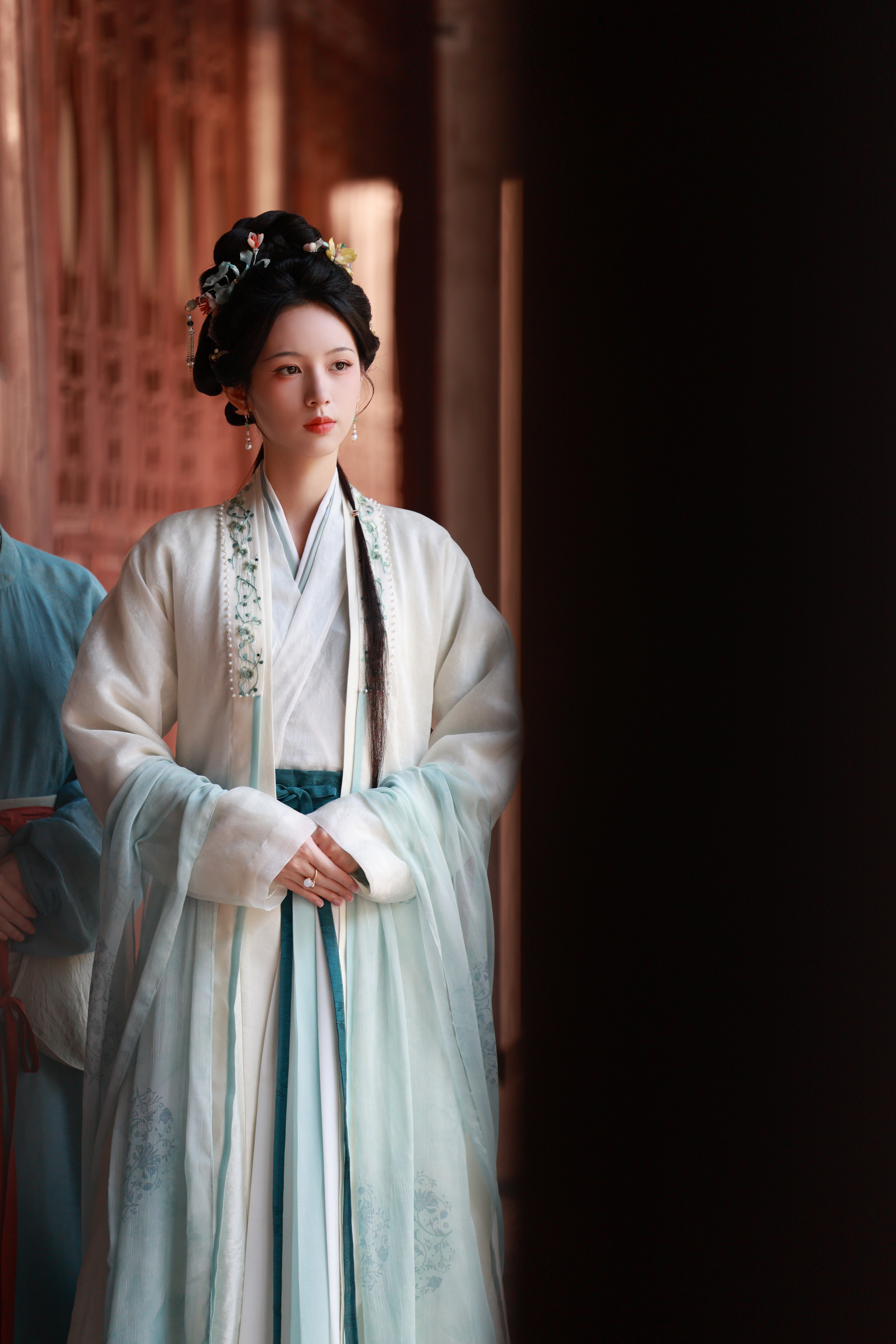 #周也[超话]# 
周也『一瓯春』古画里走出来的宋制美人✨

#古装造型##古装美人##女明星古装##周也一瓯春##周也谢清圆##周也古装# ​