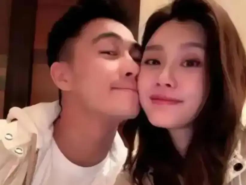 很多人以为豪门儿媳结了婚生了娃，余生大概就只能围着孩子和名牌包打转，但奚梦瑶偏不。
时隔整整八年，当她背着那套巨大的鎏金翅膀重回维密秀场时，直接把何猷君给看呆了。
何猷君在社交平台上发了她走秀的视频，配文直截了当地夸，说她是整个家族的荣耀，天使终于回归了。
平时看惯了他在网上晒娃、发工作碎片的