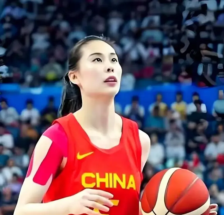 参考中国女篮十大后卫退役时的年龄，王思雨还能打几年？这份参照里，除王思雨外的九位后卫大多在28至31岁退役，只有苗立杰打到33岁，王思雨如今31岁，已经站在这条常见年龄线的边上。年龄表看着像一条硬线，到了30岁却不是自动熄灯，后卫最先被考验的，往往是脚下那一下启动、横移和连续对抗。王思雨真正要面对的