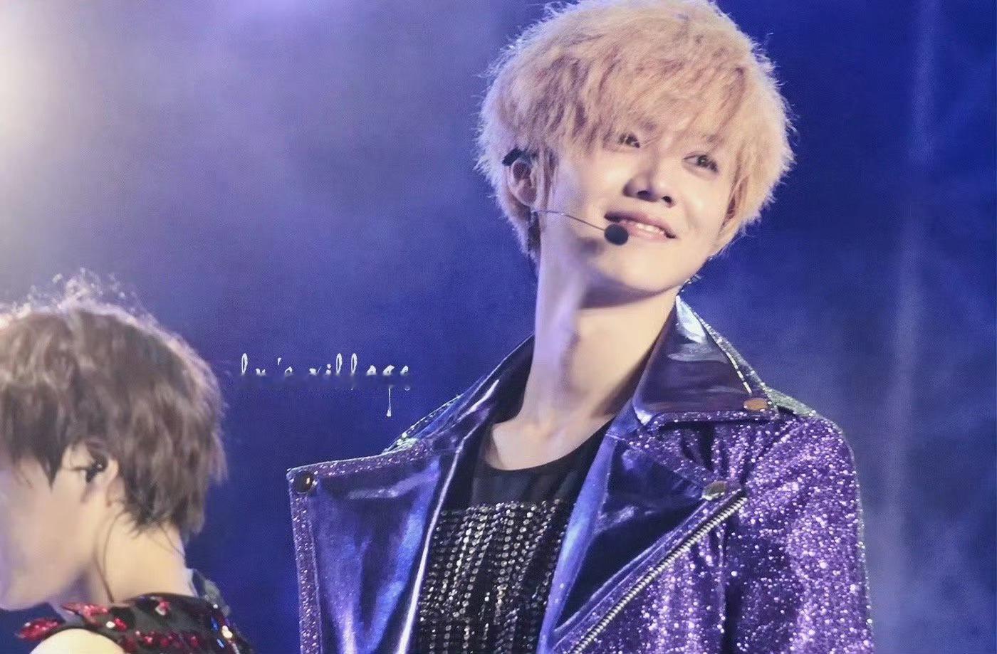 妹妹说紫色很有韵味～
#鹿晗# lu#鹿晗gapday音乐节# 💜#鹿晗[超话]# ​