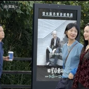 娱乐圈有些女明星的路人缘真是个玄学，昨天还在被全网捧成白月光，今天就能因为谈个恋爱被从头挑刺到脚。
前两天宋轶在乌镇戏剧节被路人抓拍，身上裹得严严实实，同框的还有史策。路透照片一出来，底下又是一轮莫名其妙的嘲讽，挑角度、挑皮肤、挑体态，恨不得把每一帧都拆开审判一番。
自打跟白敬亭传出恋情之后，大