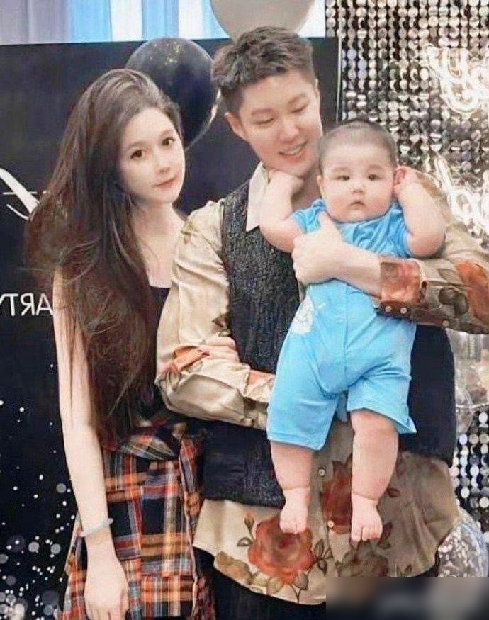 赵本山当初指着鼻子骂涂脂抹粉不像男人的女婿，现在跟球球直播互怼一个精明一个坏。两口子管自己叫精坏组合，说心眼子全使外人身上，绝不坑自己人。当初老赵在直播间几次三番甩脸子，嫌小陈不阳刚、不务正业，球球直接硬刚：自己选的路，跪着也走完。如今孩子生了，日子照样过，直播里俩人互相拆台却默契十足。爹再牛，也拦