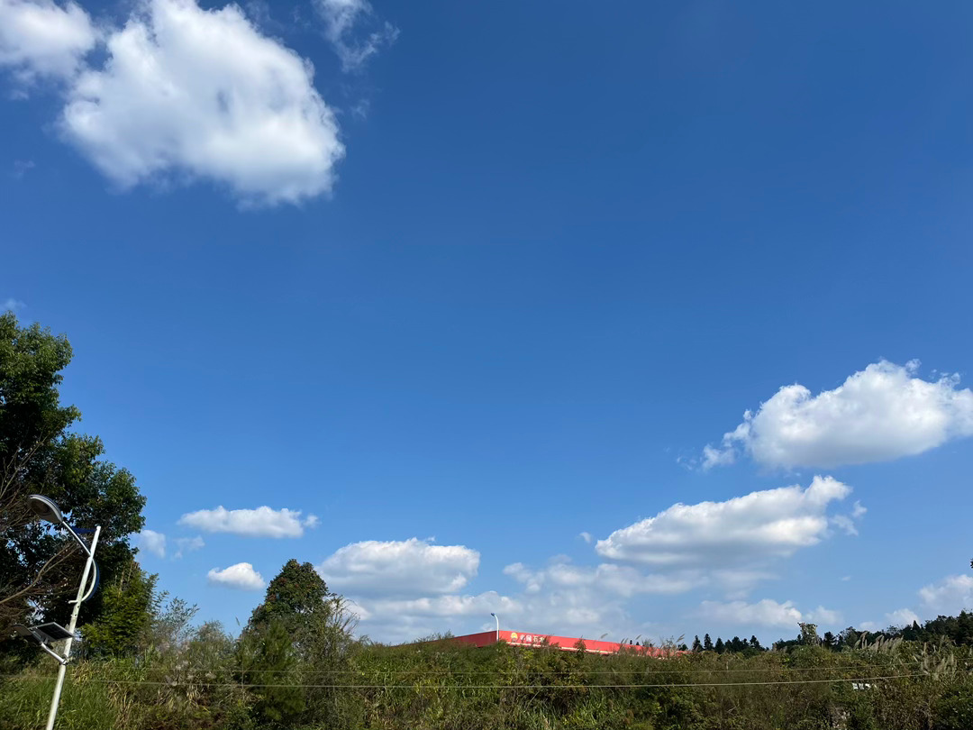下午去快递柜取快递，我在门口没下车老二去的，她输入取件码和别人的柜子同时打开了，那个人还念叨着咋两个快递，也没有看就连同我们那个一起取走了，我女儿以为输错再输就显示已取走，她出来也看不到那个人了，就告诉我了，我第一时间联系你快递员，意思是他找起来或者看看这个时间段的监控可以很快找 ​