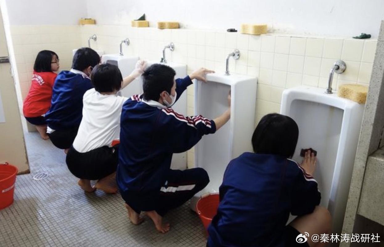 #家长怒斥让小孩扫厕所老师怎么不干# 家长怒斥“让小孩扫厕所，老师怎么不干”。这话一出来，评论区直接炸了。说实话，我第一反应也是：对啊，凭啥？但冷静下来琢磨琢磨，这事没那么简单。

家长心疼孩子，天经地义。谁家娃在家连碗都不洗，跑学校拎着拖把进厕所，换谁心里都堵得慌。可问题是，学校安 ​