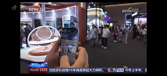 #荣耀RobotPhone 成WAIC展台必去打卡点。央视记者体验后感叹，之前出